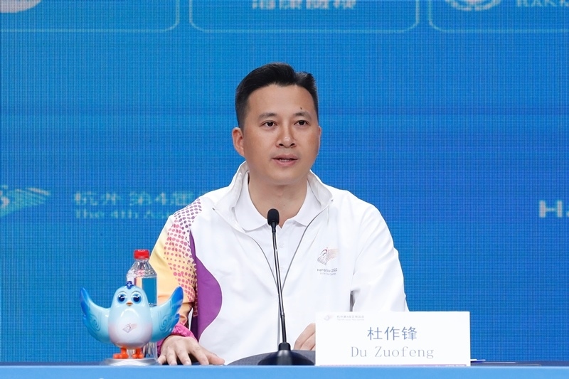 杭州亞殘運會火炬?zhèn)鬟f指揮中心副指揮長杜作鋒介紹火炬?zhèn)鬟f工作安排。杭州亞殘組委供圖