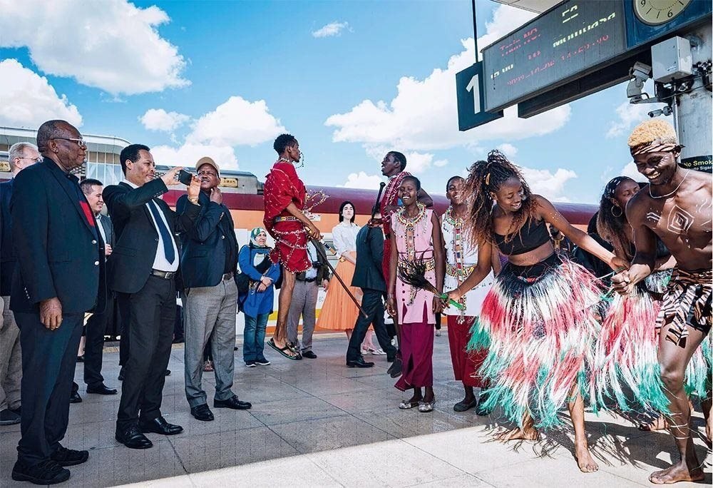 △2023年10月6日，多國駐肯使節(jié)在肯尼亞內(nèi)羅畢的蒙內(nèi)鐵路內(nèi)羅畢站觀看文藝演出。