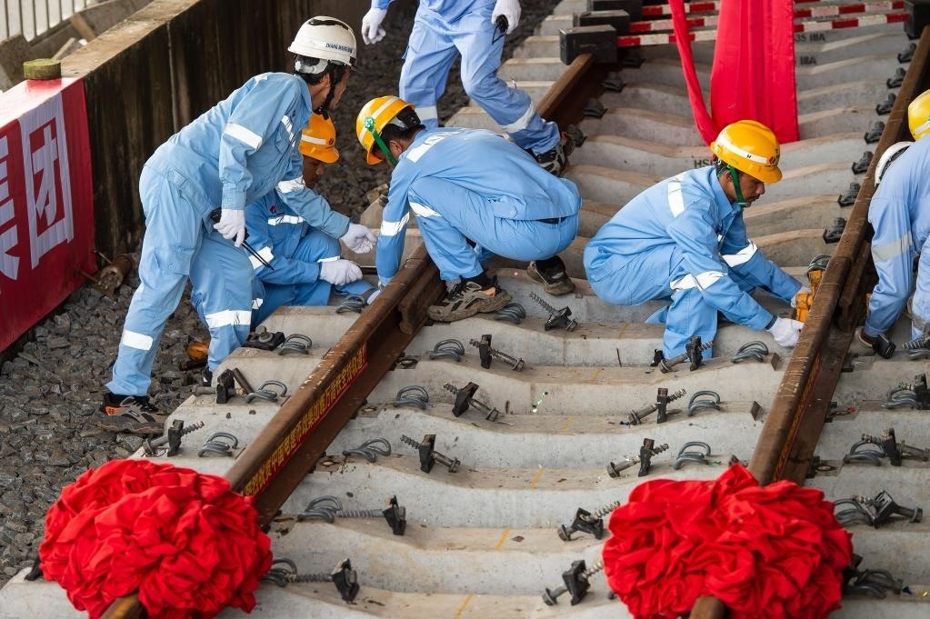 3月31日，在印度尼西亞雅加達(dá)雅萬高鐵哈利姆車站，工人鋪設(shè)雅萬高鐵全線最后一根鋼軌。