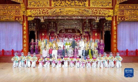  10月18日上午，國家主席習近平夫人彭麗媛邀請出席第三屆“一帶一路”國際合作高峰論壇的外方領導人夫人參觀中國工藝美術館（中國非物質(zhì)文化遺產(chǎn)館）。這是彭麗媛同外方領導人夫人與文藝演出演職人員合影。新華社記者 丁林 攝