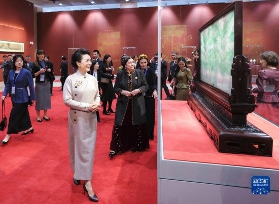  10月18日上午，國家主席習近平夫人彭麗媛邀請出席第三屆“一帶一路”國際合作高峰論壇的外方領導人夫人參觀中國工藝美術館（中國非物質(zhì)文化遺產(chǎn)館）。這是彭麗媛同外方領導人夫人參觀展品。新華社記者 丁林 攝