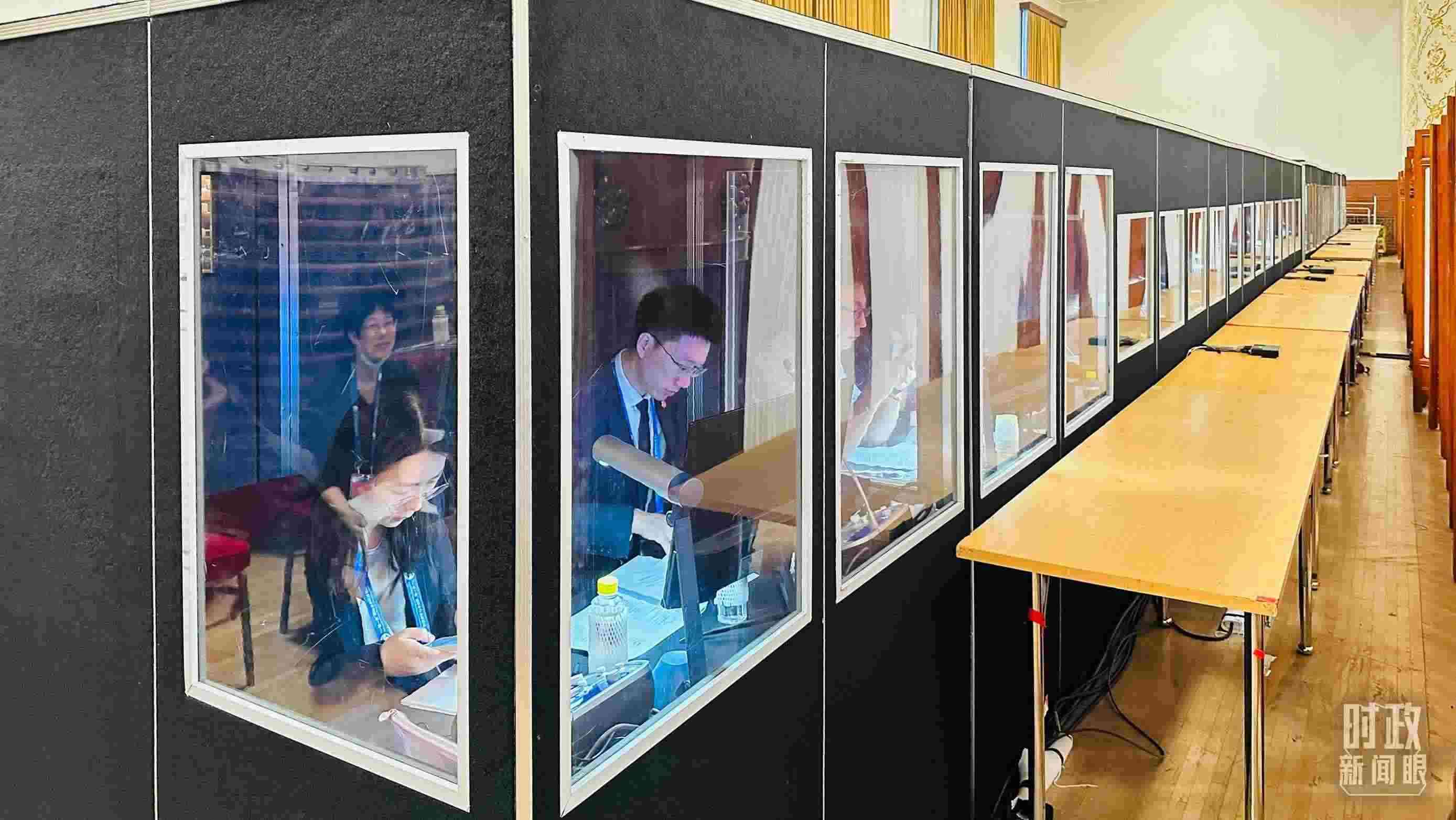 △開幕式現(xiàn)場的多語種同傳間。（總臺國廣記者時冉拍攝）