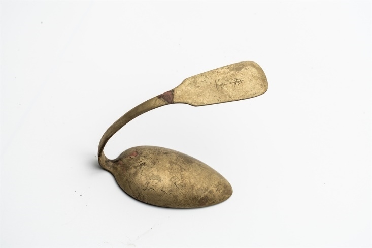 鏨刻“來(lái)遠(yuǎn)”的湯勺。國(guó)家文物局供圖