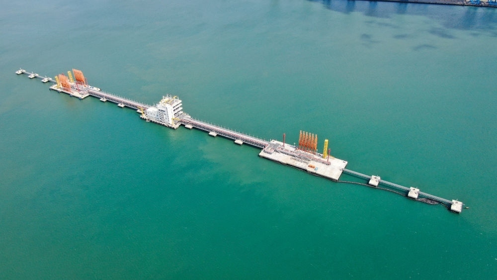 這是肯尼亞蒙巴薩油碼頭（2023年9月20日攝，無(wú)人機(jī)照片）。新華社發(fā)（中國(guó)交通建設(shè)股份有限公司肯尼亞蒙巴薩新建油碼頭項(xiàng)目部供圖）