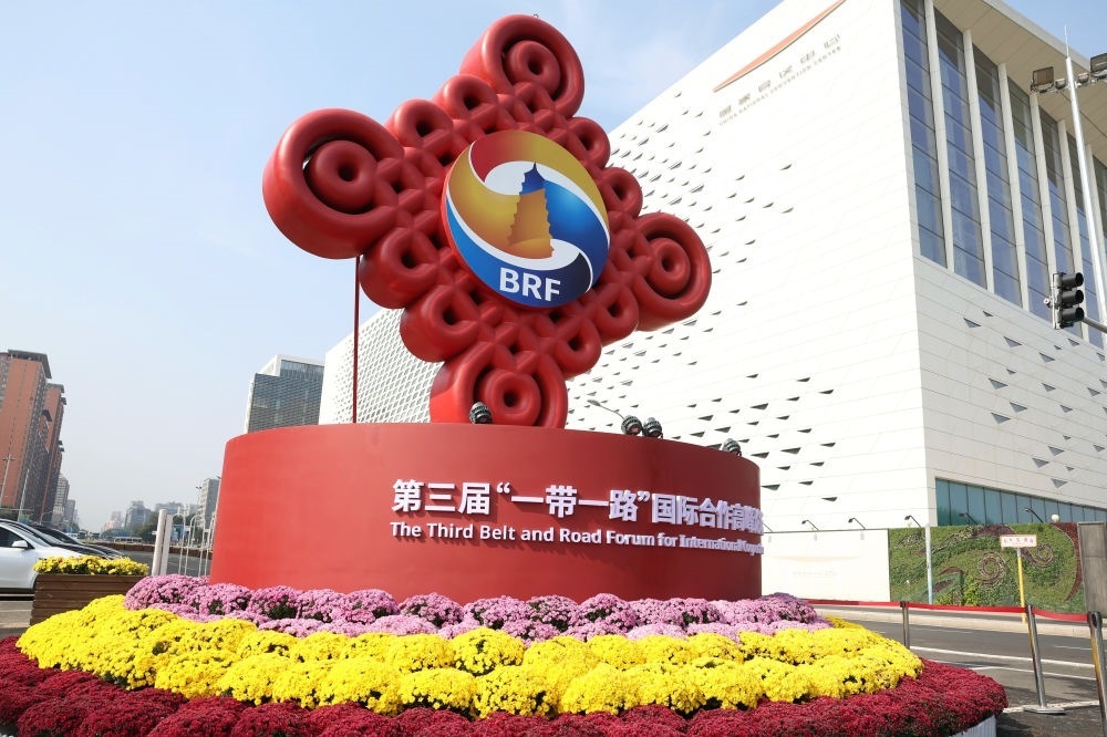 這是在北京國(guó)家會(huì)議中心附近拍攝的“一帶一路”國(guó)際合作高峰論壇景觀布置（2023年10月17日攝）。新華社記者 陳斌 攝