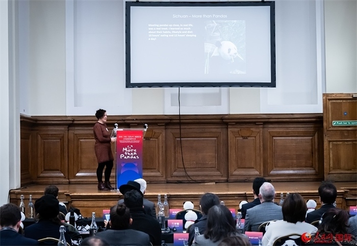 英國旅游達人瑪麗亞·拉莫爾作來川游歷主題分享。人民網 郭錦標攝