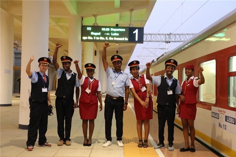 中埃員工組成的亞吉鐵路運(yùn)營團(tuán)隊(duì)。 中國土木工程集團(tuán)有限公司供圖