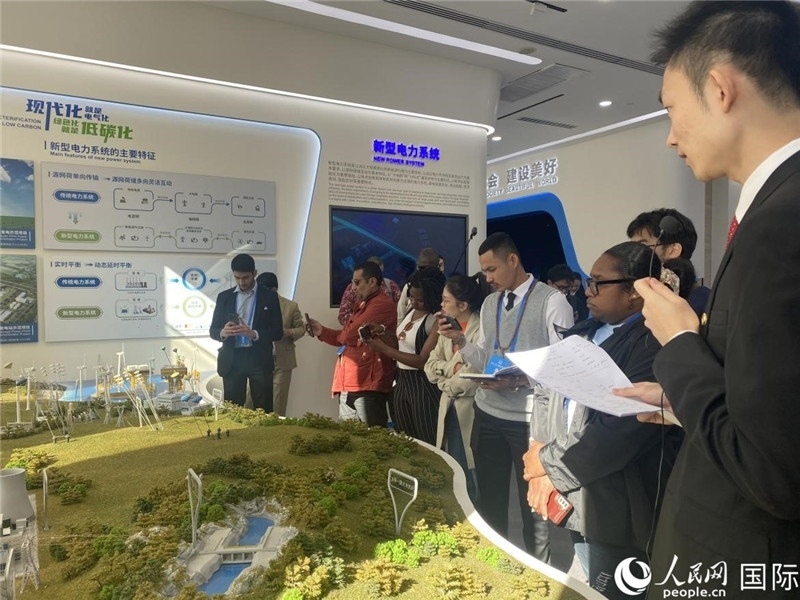2023“一帶一路”媒體合作論壇聯(lián)合采訪團(tuán)參訪中國(guó)能建。人民網(wǎng)記者 于洋攝