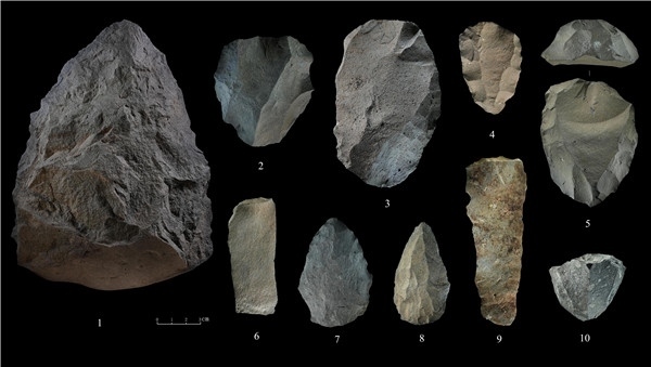 石制品 1.手斧 2、4、5.勒瓦婁哇石核（循環(huán)剝片法、優(yōu)先剝片法）3.勒瓦婁哇石葉石核 6.勒瓦婁哇石葉 7、8.勒瓦婁哇尖狀器 9.石葉 10.錐形石葉石核。中肯聯(lián)合考古隊(duì)供圖