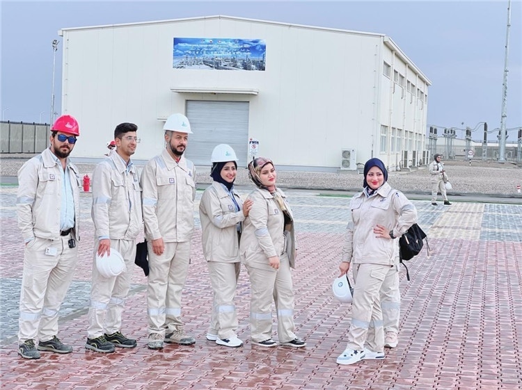 部分伊拉克員工合影。中國石油工程建設(shè)有限公司供圖