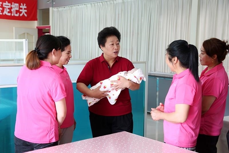 △2021年6月2日，卓長立（中）指導(dǎo)正在接受培訓的家政服務(wù)員。