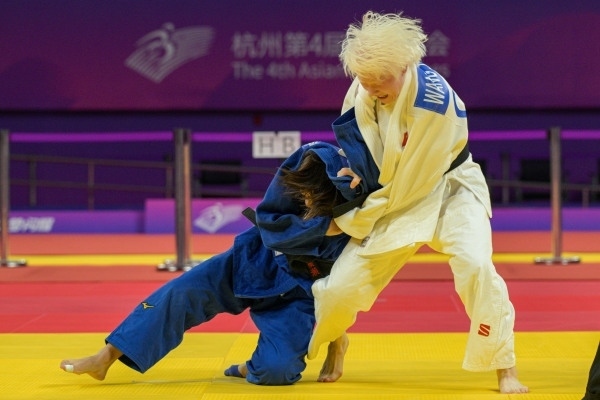 10月24日，杭州第4屆亞殘運會柔道女子J2級57公斤級決賽舉行。圖為中國隊選手王嘉楠（右）和日本隊選手廣瀨順子在比賽中。圖片來源：杭州亞殘組委