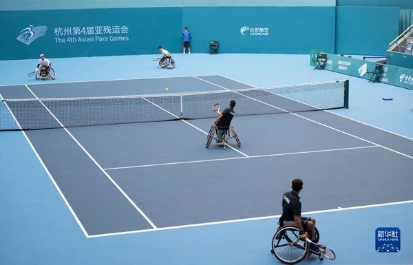 10月24日，在杭州第4屆亞殘運會輪椅網(wǎng)球男子雙打1/4決賽中，中國組合董順江/紀珍旭以0比2不敵韓國組合任浩元/韓成奉，無緣半決賽。圖為董順江（右二）/紀珍旭（右一）在比賽中。新華社記者 才揚攝