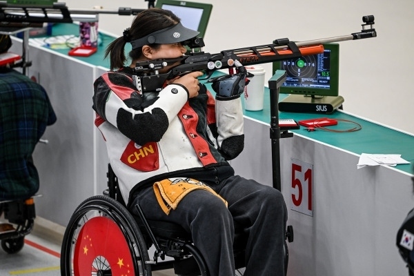 10月23日，杭州第4屆亞殘運會射擊(R2)SH1級女子10米氣步槍立射資格賽舉行。圖為中國隊選手張翠平在比賽中。圖片來源：杭州亞殘組委