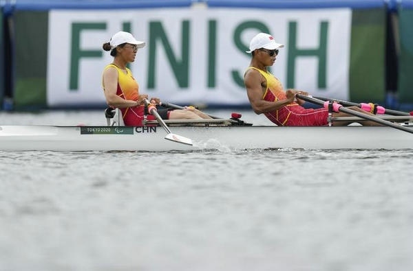 2021年8月29日，在東京殘奧會賽艇項目PR2級混合雙人雙槳決賽中，中國組合劉爽/蔣繼劍獲得銅牌。圖為劉爽（左）/蔣繼劍在比賽中。新華社記者 胡虎虎攝（資料圖）