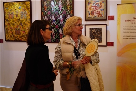 游客觀賞。布達佩斯中國文化中心供圖