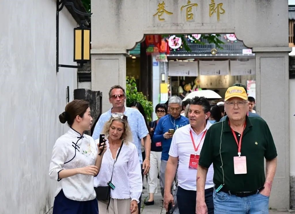 △2023年6月27日，“鼓嶺之友”部分成員和中美各界人士在福建福州南后街三坊七巷參觀訪問。