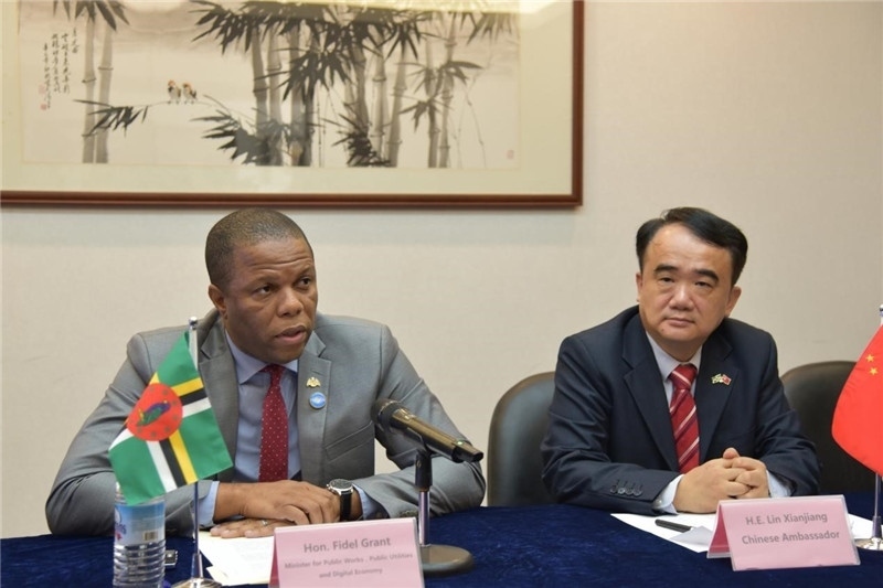 多公共工程部部長格蘭特（左一）向與會記者介紹赴華參會情況。駐多米尼克使館供圖