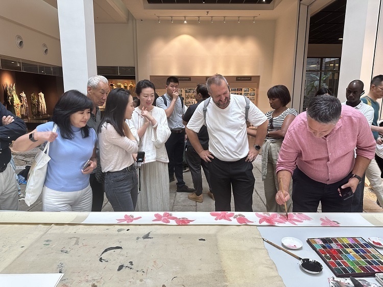 首屆國(guó)際傳播“絲路獎(jiǎng)”獲獎(jiǎng)代表等在廣州市荔灣區(qū)永慶坊參加文化交流活動(dòng)。楊爍壁、王燕攝影報(bào)道