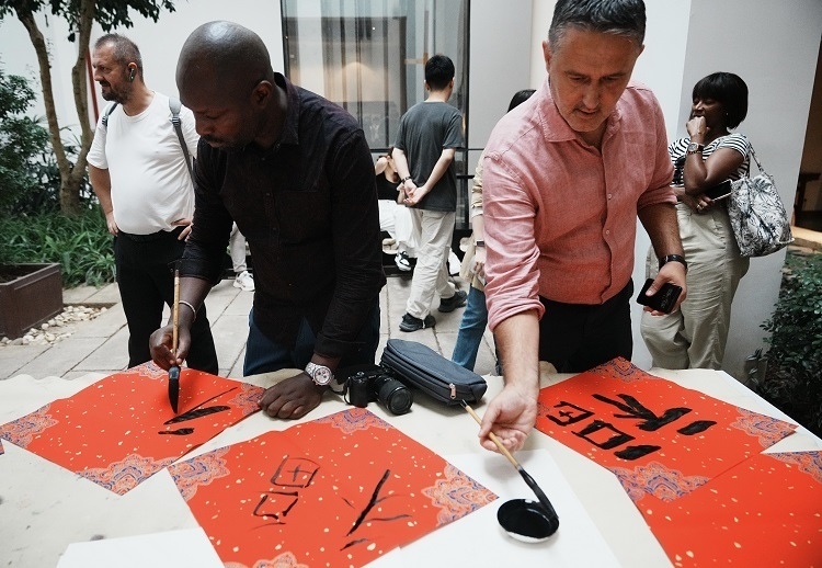 首屆國(guó)際傳播“絲路獎(jiǎng)”獲獎(jiǎng)代表等在廣州市荔灣區(qū)永慶坊參加文化交流活動(dòng)。楊爍壁、王燕攝影報(bào)道