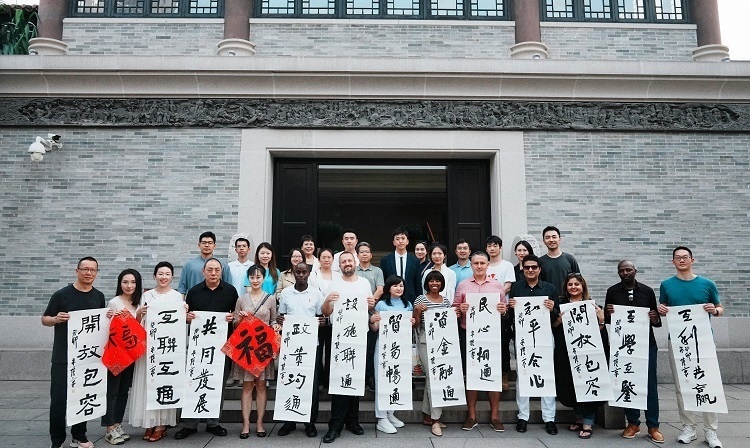 首屆國(guó)際傳播“絲路獎(jiǎng)”獲獎(jiǎng)代表等在廣州市荔灣區(qū)永慶坊參加文化交流活動(dòng)。楊爍壁、王燕攝影報(bào)道