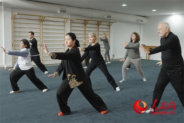 阿根廷武術(shù)俱樂部協(xié)會(huì)副會(huì)長陳敏正在教學(xué)。人民網(wǎng)記者 張若涵攝