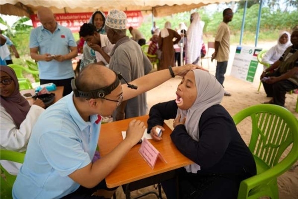 醫(yī)療隊(duì)為當(dāng)?shù)鼗颊吡x診。中國(guó)援桑醫(yī)療隊(duì)供圖