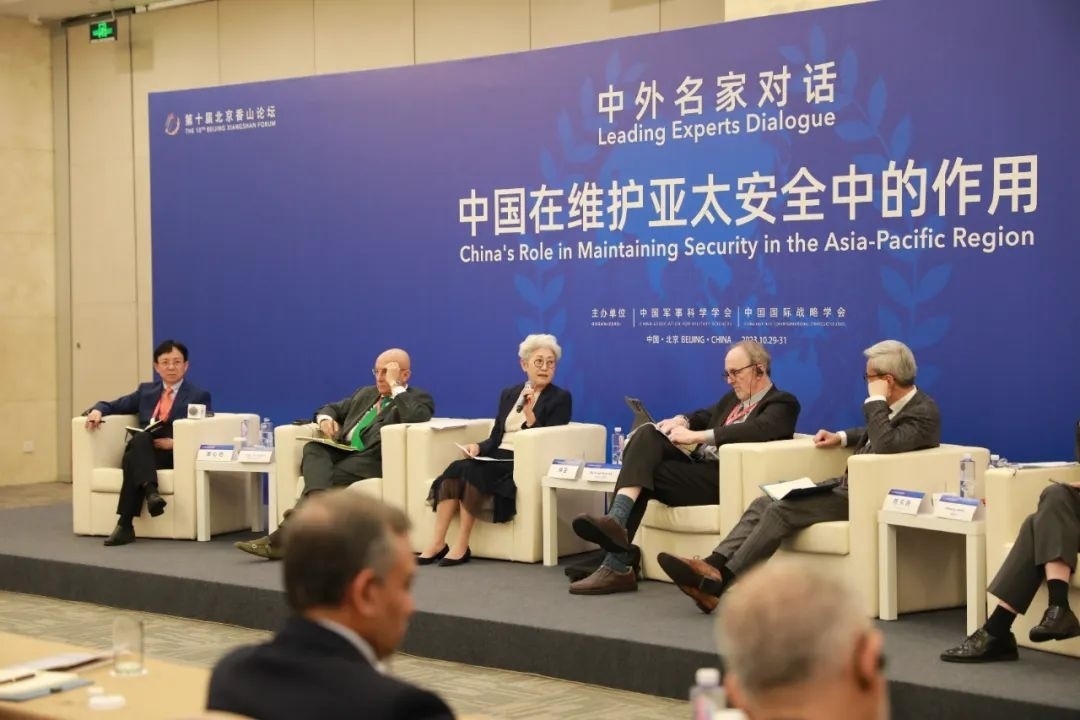 傅瑩（左三）反駁邁克爾·史文（左四）。斯基攝