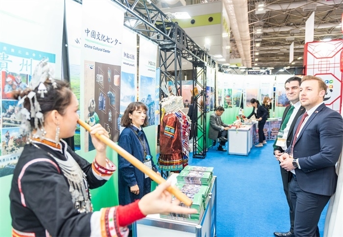 日本國際旅游博覽會中國展館的黎族非遺項目“鼻簫”表演。圖片由中國駐東京旅游辦事處提供