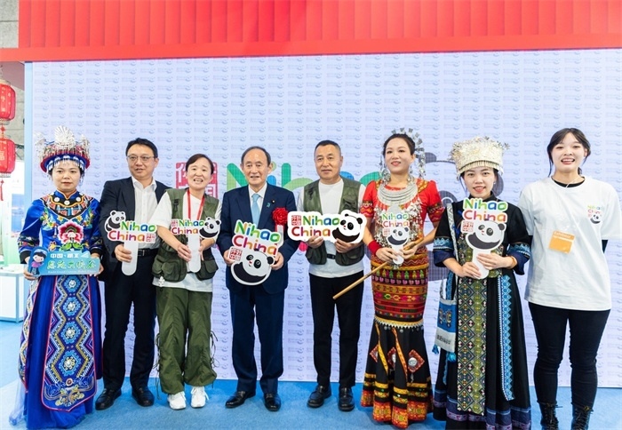 日本前首相菅義偉在中國展館參觀。圖片由中國駐東京旅游辦事處提供