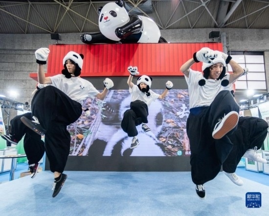  10月29日，街舞隊在日本大阪國際會展中心中國館表演街舞。新華社發(fā)（中國駐大阪旅游辦事處供圖）