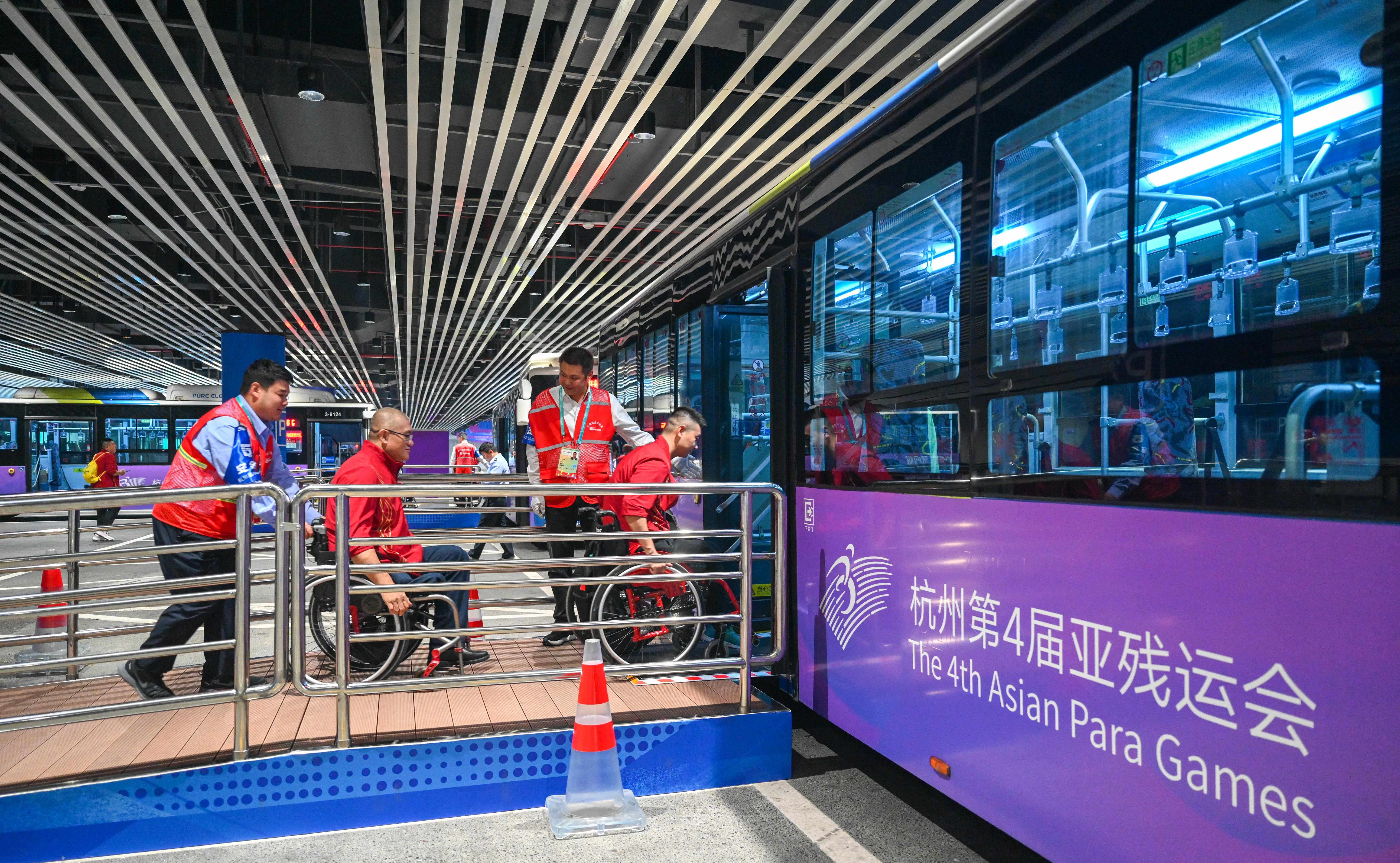 △2023年10月25日，結(jié)束輪椅籃球比賽后的中國(guó)隊(duì)和阿富汗隊(duì)球員通過(guò)無(wú)障礙坡道，順利上車(chē)返回運(yùn)動(dòng)員村。