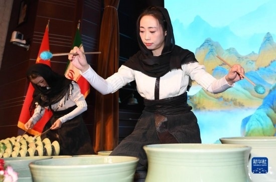 10月30日，演員在伊朗德黑蘭伊朗國家藝術(shù)科學(xué)院舉行的“青風(fēng)海上來”浙江青瓷巡禮開幕式暨“萬象中國·天下寧波”寧波文旅推介會(huì)開幕式上表演。新華社記者 沙達(dá)提 攝