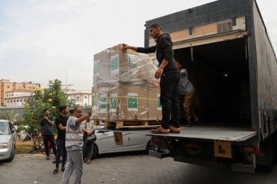  10月29日，工作人員在加沙地帶南部城市汗尤尼斯的一家醫(yī)院搬運(yùn)醫(yī)療援助物資。新華社發(fā)（里澤克·阿卜杜勒賈瓦德攝）