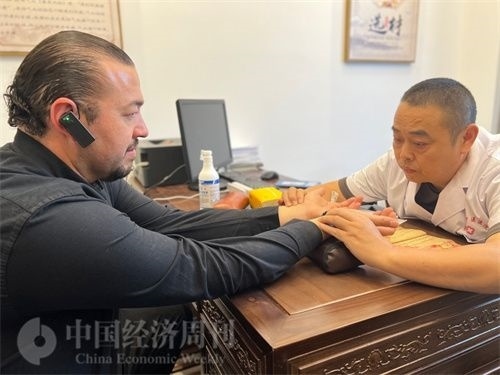  （外媒記者走進(jìn)中醫(yī)堂，問(wèn)診中醫(yī)名師。中國(guó)經(jīng)濟(jì)周刊記者 郭志強(qiáng)攝）