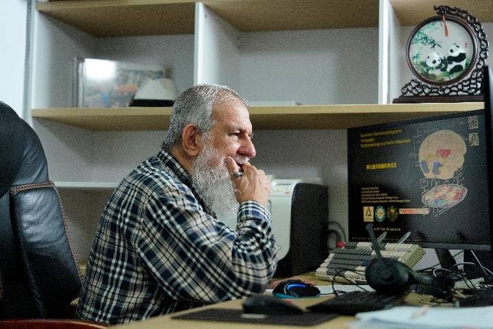 10月31日，古巴科學(xué)家裴德樂(lè)在電子科技大學(xué)做科研。