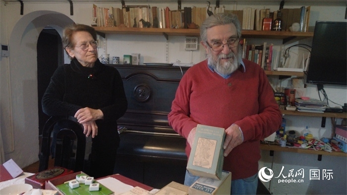 艾麗西亞·奧夫雷貢（左）和馬里奧·帕佐斯向記者展示家中收藏的西班牙語版《紅樓夢》。人民網(wǎng)記者 張若涵攝