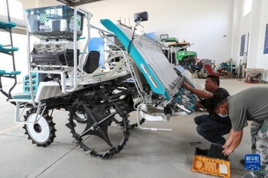 11月4日，技術(shù)員在南通市通州區(qū)十總鎮(zhèn)育民村農(nóng)場(chǎng)保養(yǎng)無(wú)人插秧機(jī)設(shè)備。