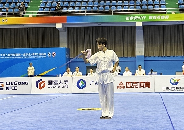 11月6日，第一屆全國(guó)學(xué)生（青年）運(yùn)動(dòng)會(huì)武術(shù)套路（大學(xué)組）男子自選劍術(shù)比賽中。人民網(wǎng)記者 歐興榮攝