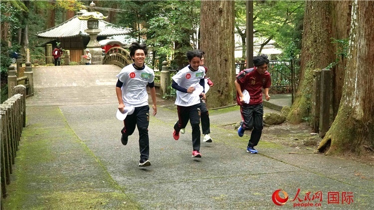 中日青少年在百年古剎里奔跑，揮灑青春的汗水。人民網(wǎng) 蔣曉辰攝