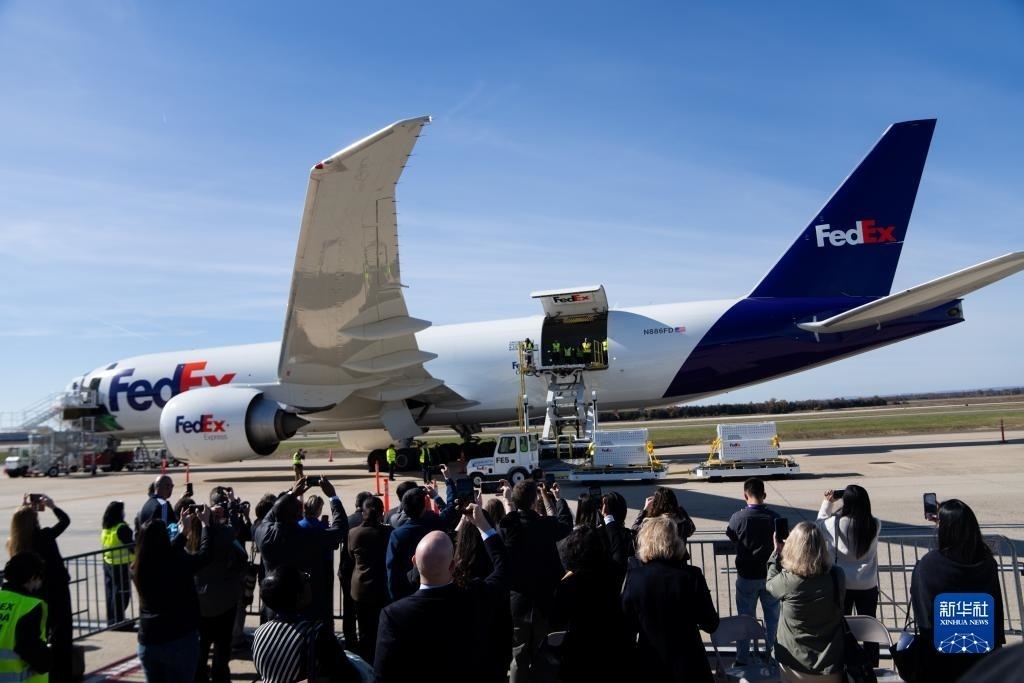 11月8日，在美國(guó)弗吉尼亞州的華盛頓杜勒斯國(guó)際機(jī)場(chǎng)，裝有大熊貓的特制“旅行包廂”準(zhǔn)備運(yùn)上專機(jī)。新華社記者劉杰攝