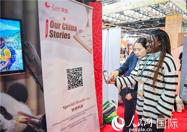 觀眾掃碼《我們的中國(guó)故事》系列視頻。人民網(wǎng) 郭錦標(biāo)攝