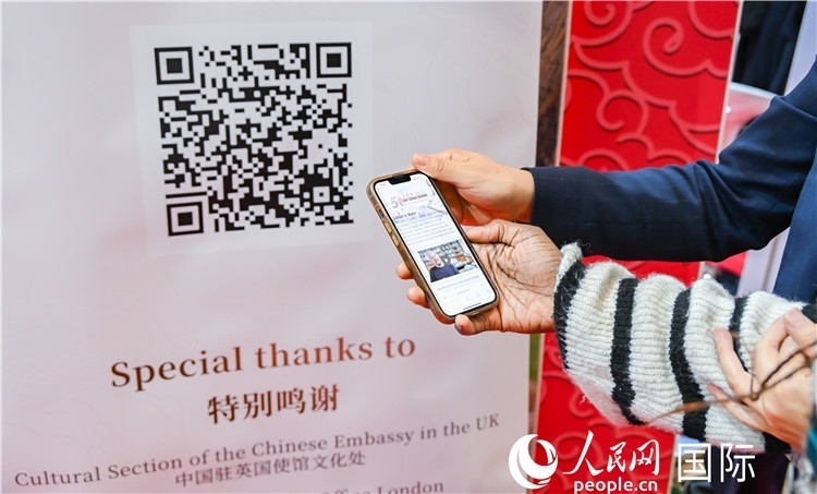 觀眾掃碼《我們的中國(guó)故事》系列視頻。人民網(wǎng) 郭錦標(biāo)攝