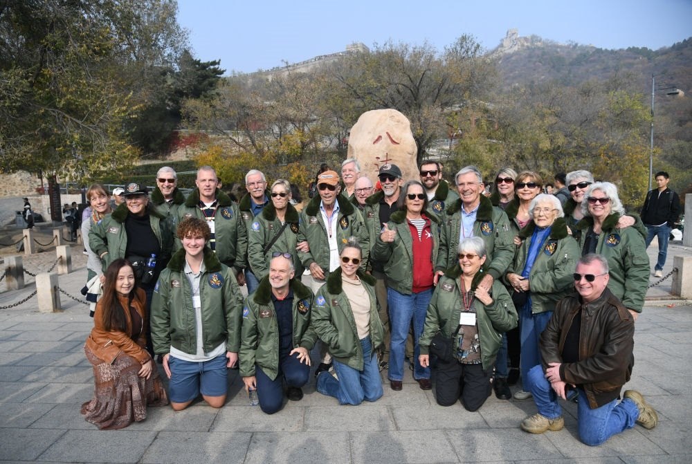 2023年10月29日，飛虎隊老兵莫耶一行人在北京八達(dá)嶺長城合影留念。當(dāng)日，美中航空遺產(chǎn)基金會訪華代表團(tuán)成員陸續(xù)抵達(dá)北京。新華社記者 任超 攝