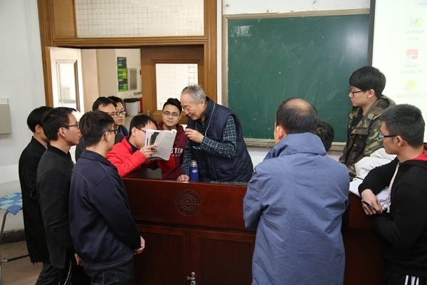 鐘萬勰院士為學(xué)生們答疑解惑。大連理工大學(xué)供圖