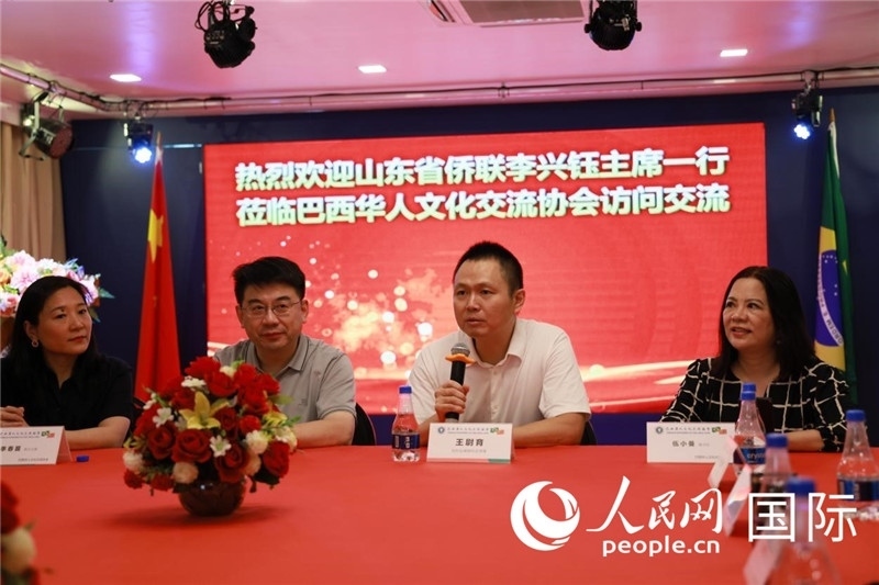 中國駐里約熱內(nèi)盧副總領(lǐng)事王尉育（右二）發(fā)表致辭。人民網(wǎng)記者宋亦然攝