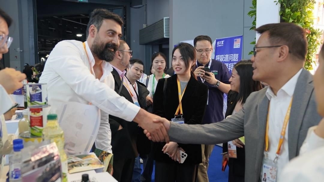 第六屆進(jìn)博會(huì)上，國(guó)內(nèi)一家超市行業(yè)的客商與來(lái)自美國(guó)佐治亞州的企業(yè)展商達(dá)成初步合作意向。