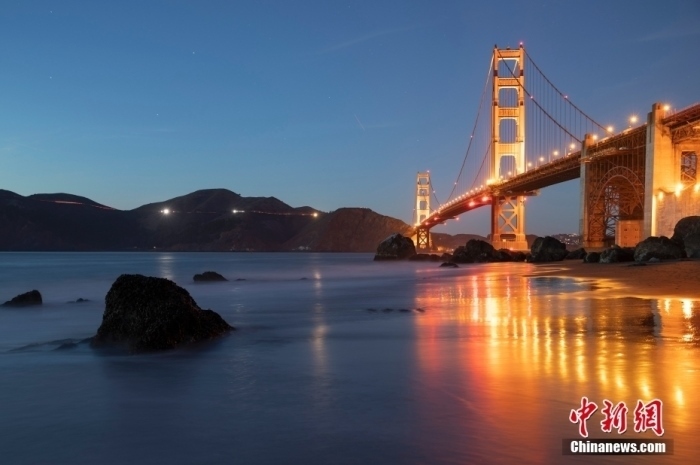 當(dāng)?shù)貢r(shí)間10月29日，美國(guó)舊金山金門(mén)大橋在海浪和夜色的襯托下美如一幅畫(huà)。<a target='_blank' href='/'><p class=
