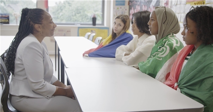 瓊·戴嵐與學(xué)生交流。帕特里克·謝德-西蒙茲攝