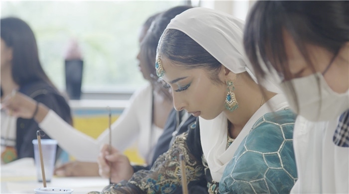 學(xué)生學(xué)習(xí)中國(guó)書(shū)法。帕特里克·謝德-西蒙茲攝